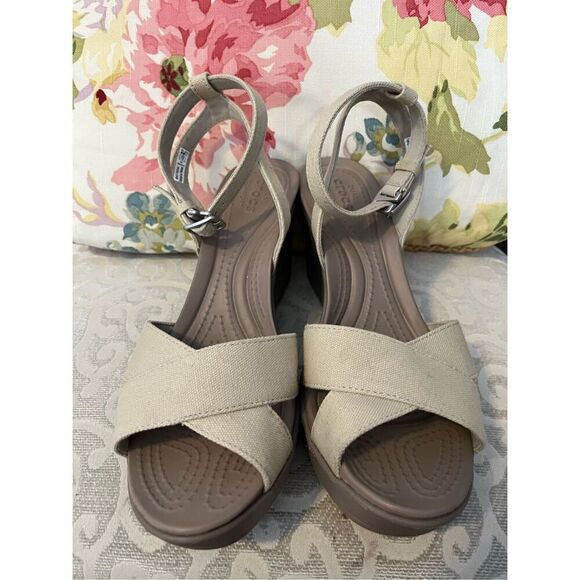 Crocs Women’s 9 Leigh II Cross Ankle Strap Wedge Sandals Beige Canvas 204950 NEW - Picture 4 of 11